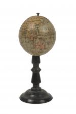 Globe terrestre miniature, 
piètement en bois tournée et noirci et...