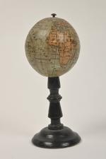 Globe terrestre miniature, 
piètement en bois tournée et noirci et...