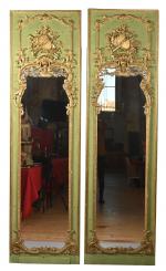 Paire de grands miroirs d'entre-deux 
en bois laqué vert et...