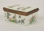 Boîte en porcelaine
à décor émaillé polychrome de personnages et oiseaux...