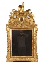 Important miroir à fronton en bois et stuc doré à...