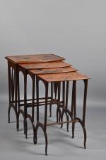 Louis MAJORELLE (1859-1926)
Suite de quatre tables gigognes en acajou, à...