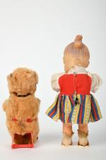 Allemagne, Carl, Tricoteurs, poupée et ours mécanique, 
h. 20 cm.