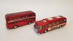Divers, deux bus à friction 
en tôle rouge, dont un...