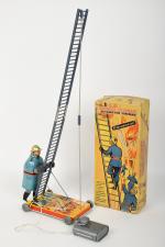 Jouets Mont-Blanc, pompier : jouet mécanique 
à piles, en tôle...