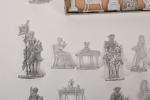 Boîte de figurines en étain plat
à peindre : huit cavaliers...