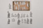 Boîte de figurines en étain plat
à peindre : huit cavaliers...