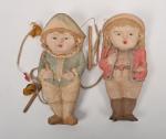 Pouet-pouet (Grande-Bretagne ?), couple d'enfants
avec tirage à grelots. 20 cm.