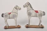 Deux chevaux en carton peint et bois
sur planche à roulettes....