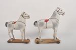 Deux chevaux en carton peint et bois
sur planche à roulettes....