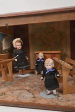 École de fille en bois peint au pochoir 
avec deux...