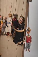 Vingt-trois marionnettes à tringle
en bois et composition, avec tissu d'origine....