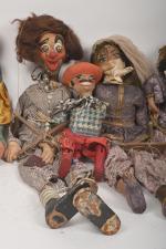 Quatre marionnettes à fil
en carton et bois : deux clowns...