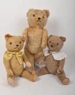 Trois ours en peluche courte ou longue 
miel ou beige,...