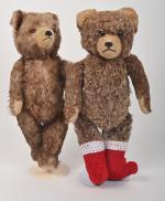 Deux ours en peluche brune et blonde, 
corps semi-articulé bourré...