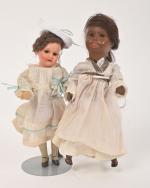 Deux petites poupées têtes en composition, 
corps semi-articulé : l'une...
