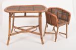 Table (H. 25 cm) et fauteuil en rotin 
et raphia...