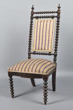 Chaise basse en bois teinté
tourné façon palissandre, pieds antérieurs tournés,...