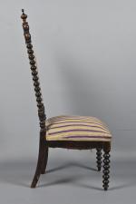 Chaise basse en bois teinté
tourné façon palissandre, pieds antérieurs tournés,...