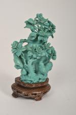 CHINE - XXe siècle
Tabatière sculptée en turquoise. (usures, accidents, socle...
