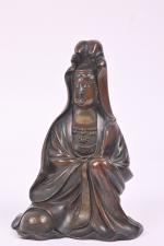 CHINE - XXe siècle
Statuette en régule, à patine brune, Guanyin...