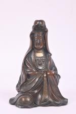 CHINE - XXe siècle
Statuette en régule, à patine brune, Guanyin...