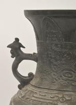 CHINE - XIXe siècle
Grand vase en bronze.
H. : 45 cm....