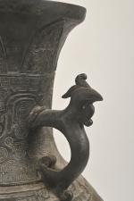 CHINE - XIXe siècle
Grand vase en bronze.
H. : 45 cm....