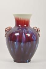 CHINE - XXe
Vase rouge flammé moderne, marque de fabrique Jingdezhen.
H....
