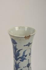 CHINE - Période Transition, XVIIe siècle
Vase bouteille en porcelaine, le...