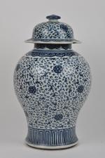 CHINE - XIXe siècle
Potiche balustre en porcelaine à décor en...
