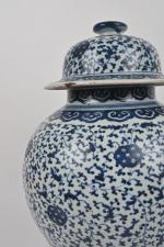 CHINE - XIXe siècle
Potiche balustre en porcelaine à décor en...