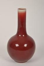 CHINE - XXe siècle
Petit vase bouteille en porcelaine émaillée sang...