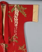 Robe en soie et coton 
à riche décor brodé de...