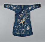 Robe en soie bleue 
à riche décor brodé de fleurs,...