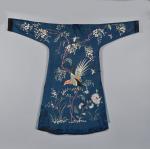 Robe en soie bleue 
à riche décor brodé de fleurs,...