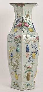 CHINE, Canton - Vers 1900
Grand vase hexagonal à pans, le...
