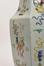 CHINE, Canton - Vers 1900
Grand vase hexagonal à pans, le...