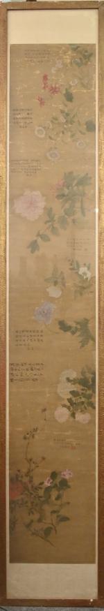 CHINE - XIXe siècle
Grand bandeau peint de fleurs encadré. 
240...