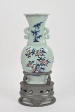 CHINE - XIXe siècle
Vase en porcelaine bleu et rouge sur...