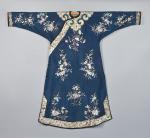 CHINE - XIXe siècle
Robe en soie bleue à décor brodé...