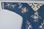 CHINE - XIXe siècle
Robe en soie bleue à décor brodé...