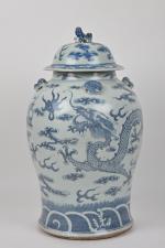 CHINE - XIXe siècle
Potiche de forme balustre en porcelaine bleu...