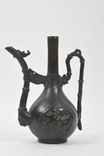 CHINE - XIXe siècle
Verseuse en bronze à patine brune à...
