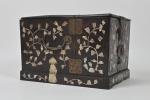 CHINE - XIXe siècle
Petit meuble en bois incrusté de nacre...