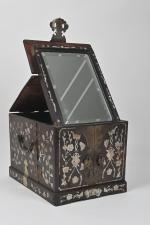 CHINE - XIXe siècle
Petit meuble en bois incrusté de nacre...