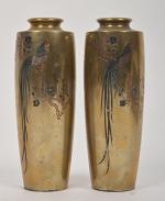JAPON
Paire de petits vases en bronze à décor de coqs...