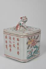 JAPON - XXe siècle
Petit brûle-parfum en porcelaine à décor en...