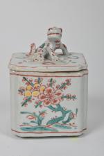 JAPON - XXe siècle
Petit brûle-parfum en porcelaine à décor en...