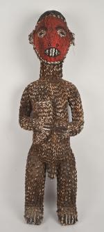 BAMILEKE, région de l'ouest Cameroun.
Bois, textile, cauris, perles.
Grande statue masculine...